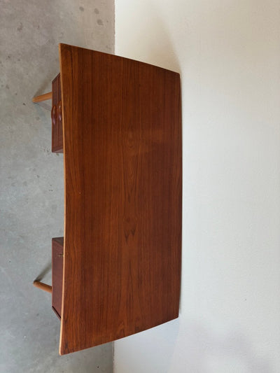 
                  
                    Vintage bureau V - frame - LOUI.STORE
                  
                