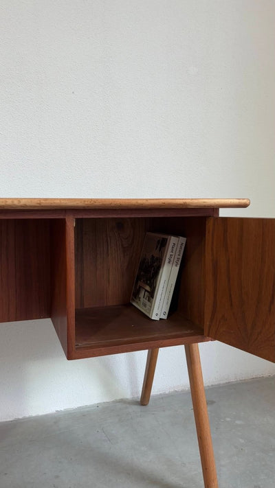 
                  
                    Vintage bureau V - frame - LOUI.STORE
                  
                