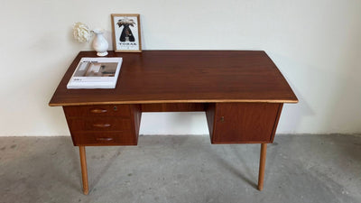 
                  
                    Vintage bureau V - frame - LOUI.STORE
                  
                