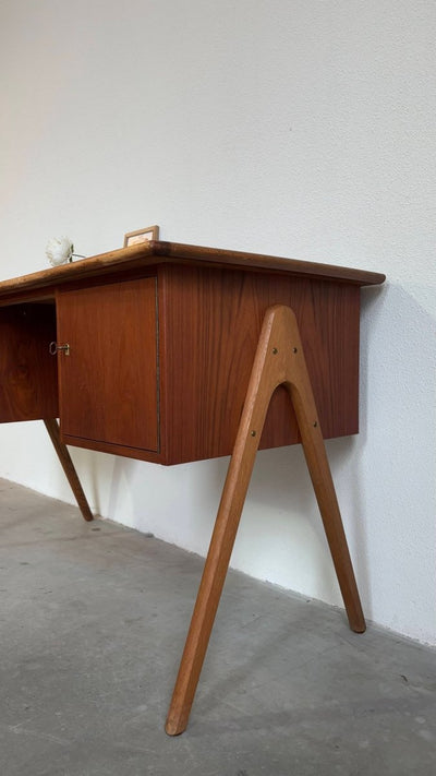 
                  
                    Vintage bureau V - frame - LOUI.STORE
                  
                