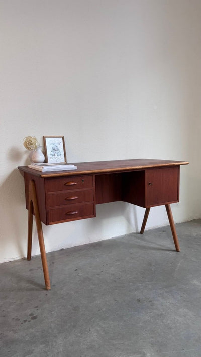 
                  
                    Vintage bureau V - frame - LOUI.STORE
                  
                