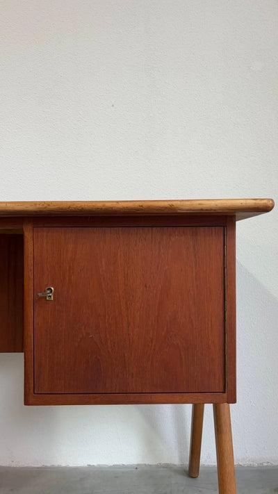 
                  
                    Vintage bureau V - frame - LOUI.STORE
                  
                