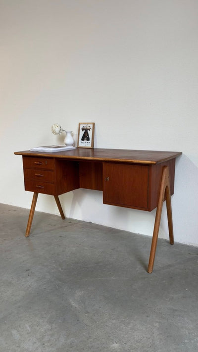 
                  
                    Vintage bureau V - frame - LOUI.STORE
                  
                
