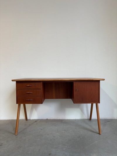 
                  
                    Vintage bureau V - frame - LOUI.STORE
                  
                