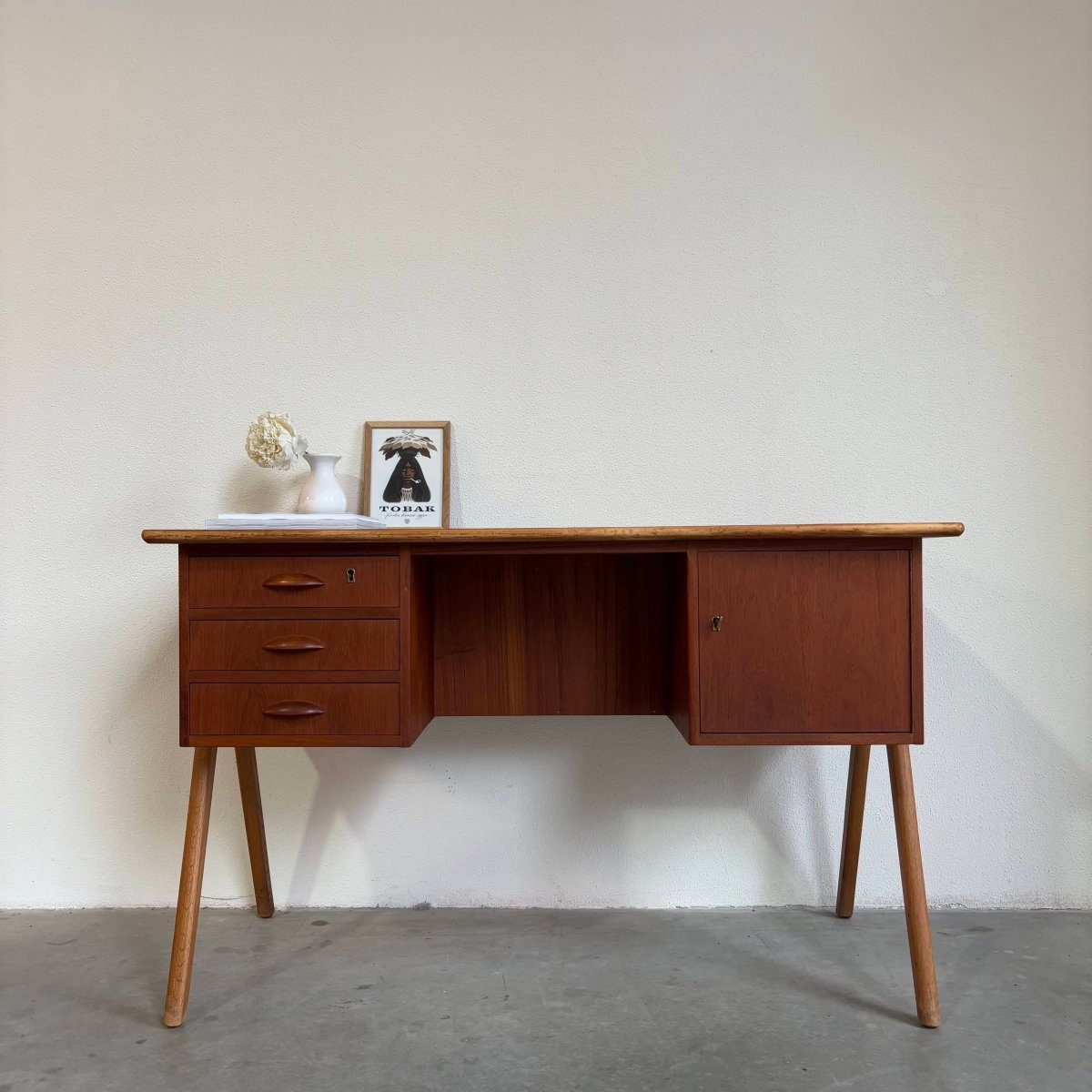 
                  
                    Vintage bureau V - frame - LOUI.STORE
                  
                