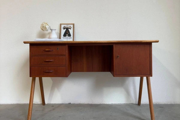 Deense vintage bureaus en tafels bij LOUI