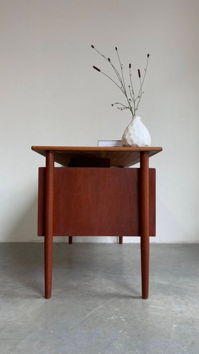 
                  
                    Vintage bureau zwevend blad - LOUI.STORE
                  
                