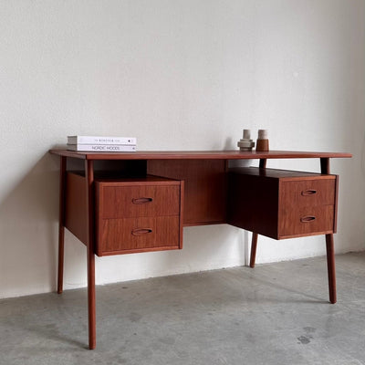 
                  
                    Vintage bureau zwevend blad teak - LOUI.STORE
                  
                