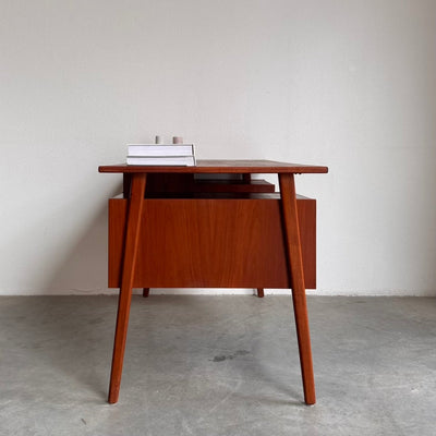 
                  
                    Vintage bureau zwevend blad teak - LOUI.STORE
                  
                