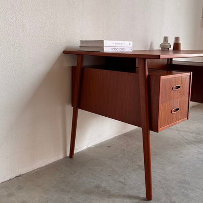 
                  
                    Vintage bureau zwevend blad teak - LOUI.STORE
                  
                