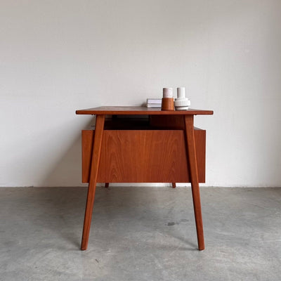 
                  
                    Vintage bureau zwevend blad teak - LOUI.STORE
                  
                