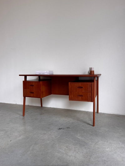 
                  
                    Vintage bureau zwevend blad teak - LOUI.STORE
                  
                