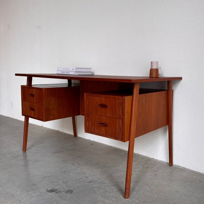 
                  
                    Vintage bureau zwevend blad teak - LOUI.STORE
                  
                