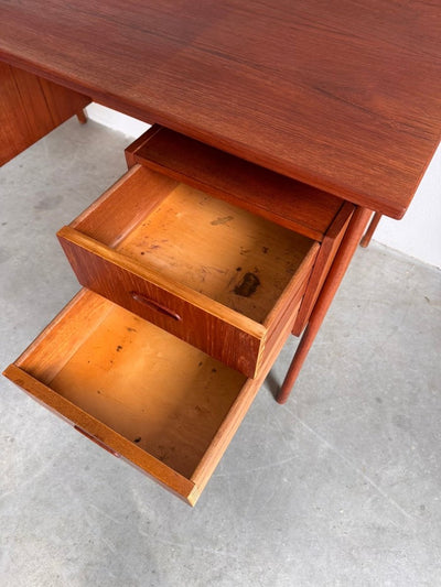 
                  
                    Vintage bureau zwevend blad teak - LOUI.STORE
                  
                