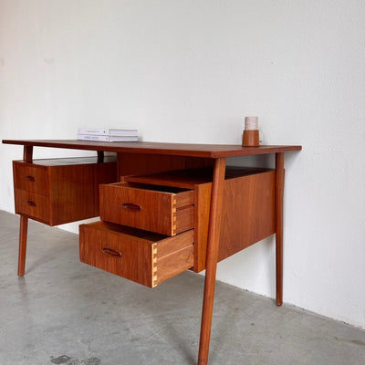 
                  
                    Vintage bureau zwevend blad teak - LOUI.STORE
                  
                