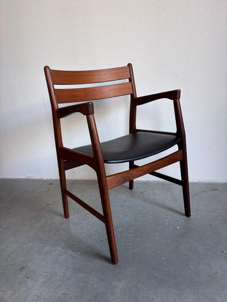 
                  
                    Vintage bureaustoel teak & skai - LOUI.STORE
                  
                