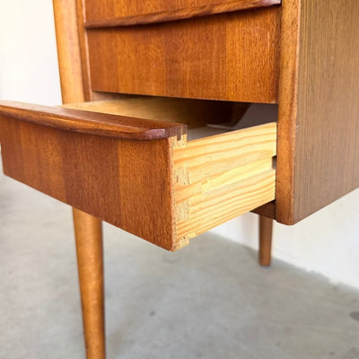 
                  
                    Vintage bureautje 3 lades teak - LOUI
                  
                