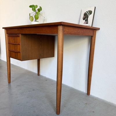 
                  
                    Vintage bureautje 3 lades teak - LOUI
                  
                