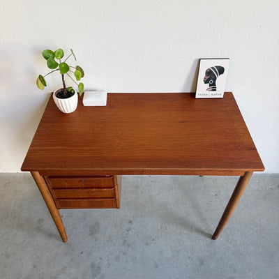 
                  
                    Vintage bureautje 3 lades teak - LOUI
                  
                