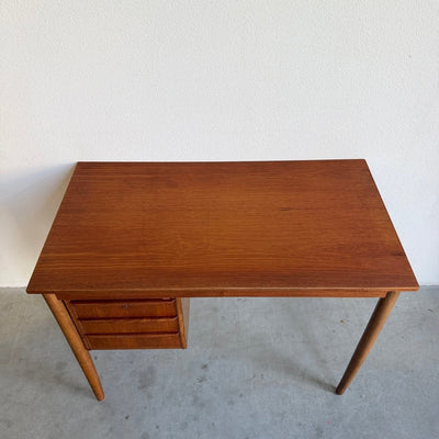 
                  
                    Vintage bureautje 3 lades teak - LOUI
                  
                