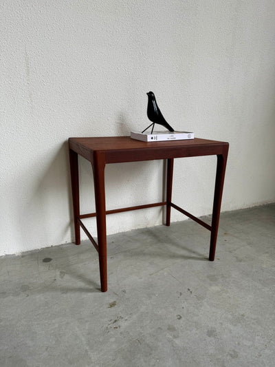 
                  
                    Vintage Deens bijzettafeltje teak - LOUI.STORE
                  
                