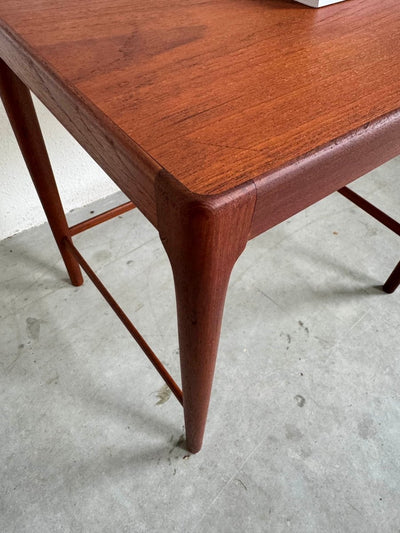 
                  
                    Vintage Deens bijzettafeltje teak - LOUI.STORE
                  
                