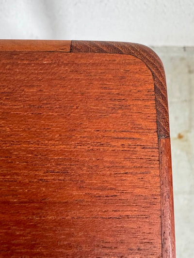
                  
                    Vintage Deens bijzettafeltje teak - LOUI.STORE
                  
                