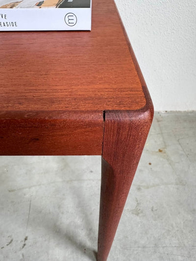 
                  
                    Vintage Deens bijzettafeltje teak - LOUI.STORE
                  
                