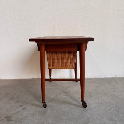 
                  
                    Vintage Deens bijzettafeltje/naaitafeltje met mand - LOUI.STORE
                  
                