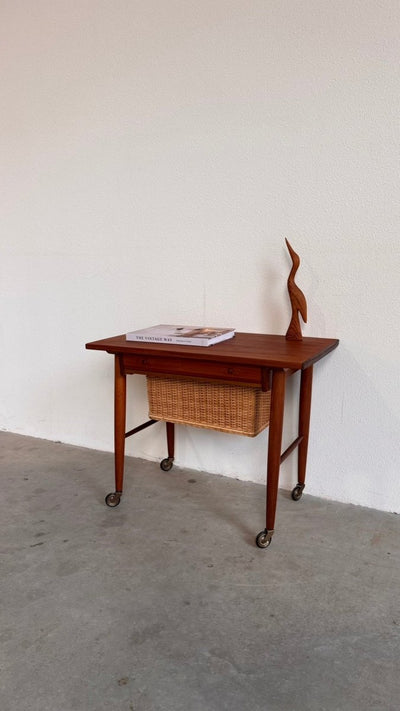 
                  
                    Vintage Deens bijzettafeltje/naaitafeltje met mand - LOUI.STORE
                  
                