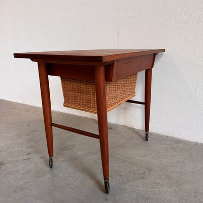 
                  
                    Vintage Deens bijzettafeltje/naaitafeltje met mand - LOUI.STORE
                  
                