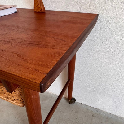 
                  
                    Vintage Deens bijzettafeltje/naaitafeltje met mand - LOUI.STORE
                  
                