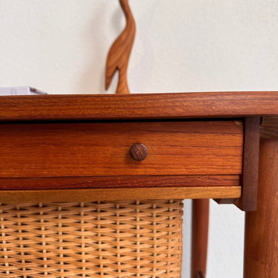 
                  
                    Vintage Deens bijzettafeltje/naaitafeltje met mand - LOUI.STORE
                  
                