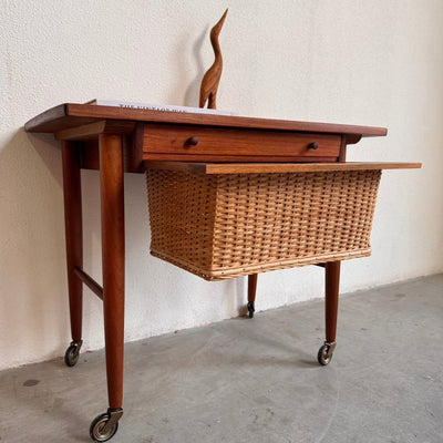 
                  
                    Vintage Deens bijzettafeltje/naaitafeltje met mand - LOUI.STORE
                  
                