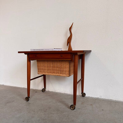 Vintage Deens bijzettafeltje/naaitafeltje met mand - LOUI.STORE