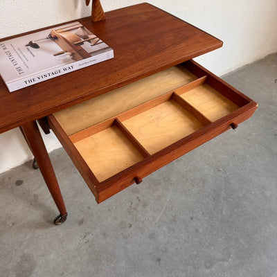 
                  
                    Vintage Deens bijzettafeltje/naaitafeltje met mand - LOUI.STORE
                  
                