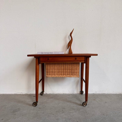 Vintage Deens bijzettafeltje/naaitafeltje met mand - LOUI.STORE