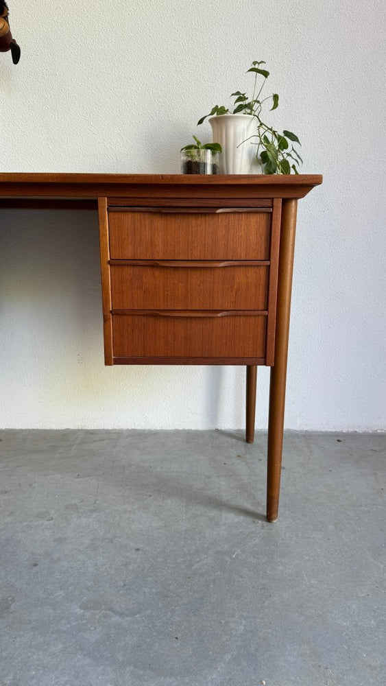 
                  
                    Vintage Deens bureau teak 6 lades - LOUI.STORE
                  
                