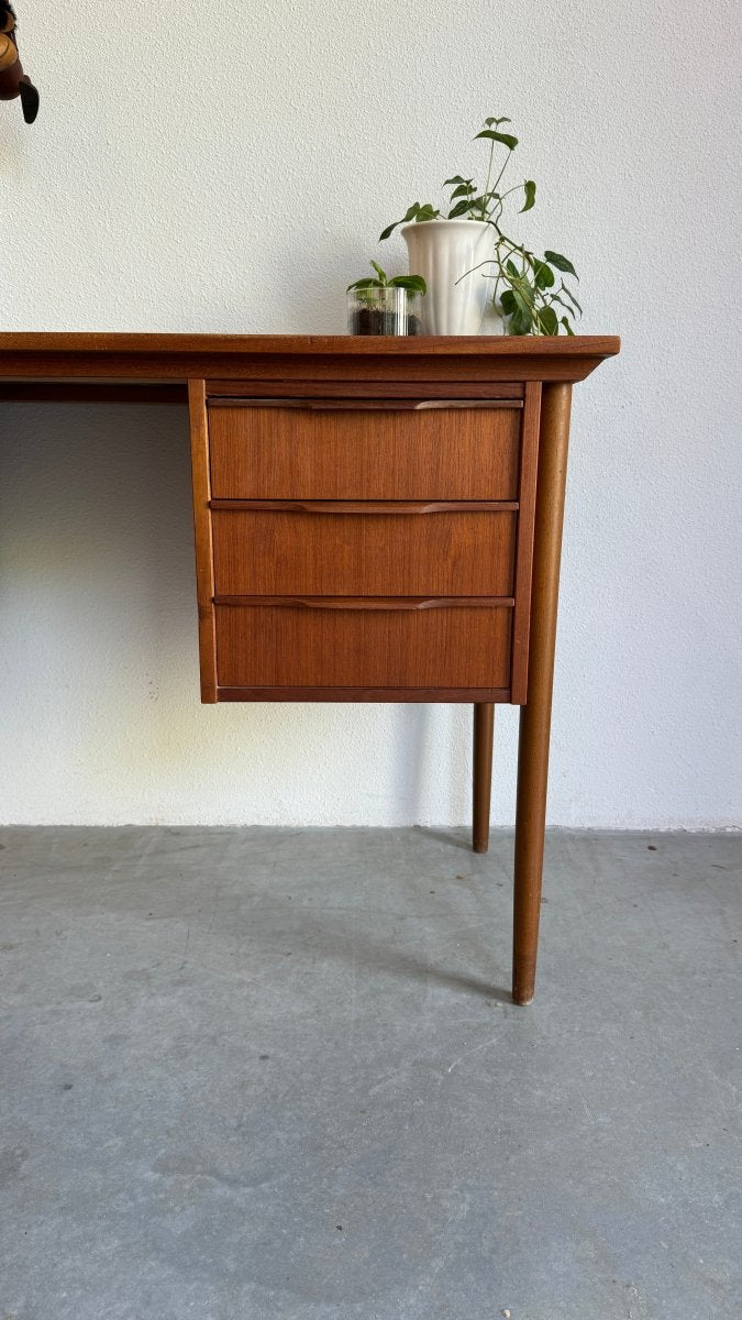 
                  
                    Vintage Deens bureau teak 6 lades - LOUI.STORE
                  
                