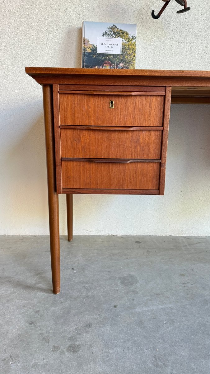 
                  
                    Vintage Deens bureau teak 6 lades - LOUI.STORE
                  
                