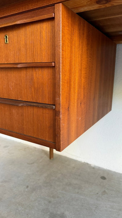 
                  
                    Vintage Deens bureau teak 6 lades - LOUI.STORE
                  
                