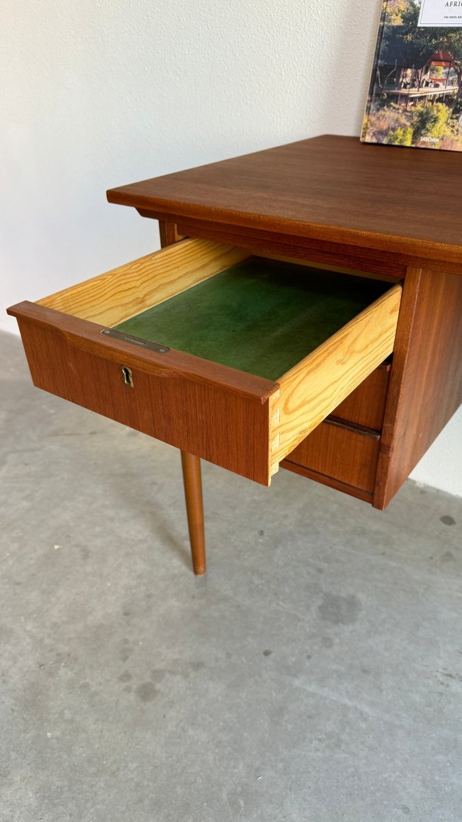 
                  
                    Vintage Deens bureau teak 6 lades - LOUI.STORE
                  
                