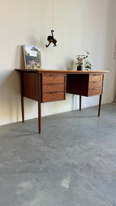 
                  
                    Vintage Deens bureau teak 6 lades - LOUI.STORE
                  
                
