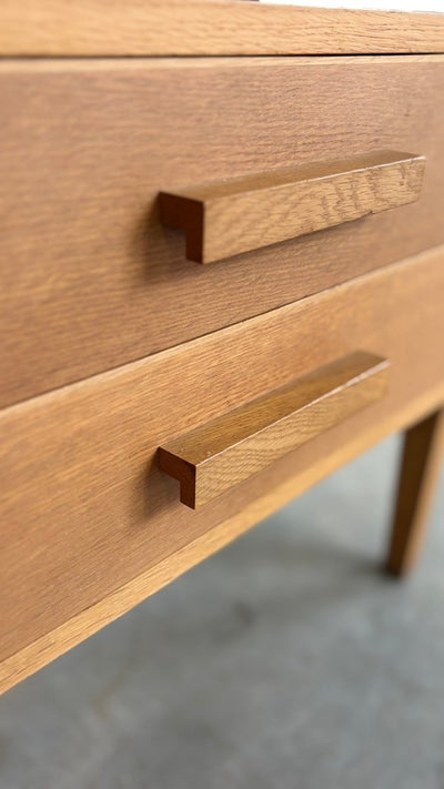 
                  
                    Vintage Deens laag ladekastje 2* eiken - LOUI.STORE
                  
                