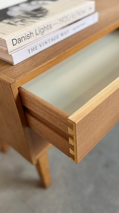 
                  
                    Vintage Deens laag ladekastje 2* eiken - LOUI.STORE
                  
                