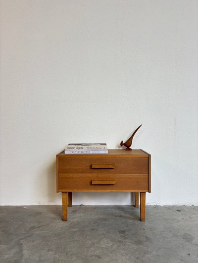 
                  
                    Vintage Deens laag ladekastje 2* eiken - LOUI.STORE
                  
                