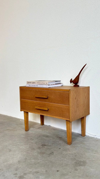 
                  
                    Vintage Deens laag ladekastje 2* eiken - LOUI.STORE
                  
                