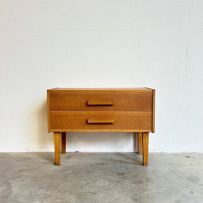 
                  
                    Vintage Deens laag ladekastje 2* eiken - LOUI.STORE
                  
                