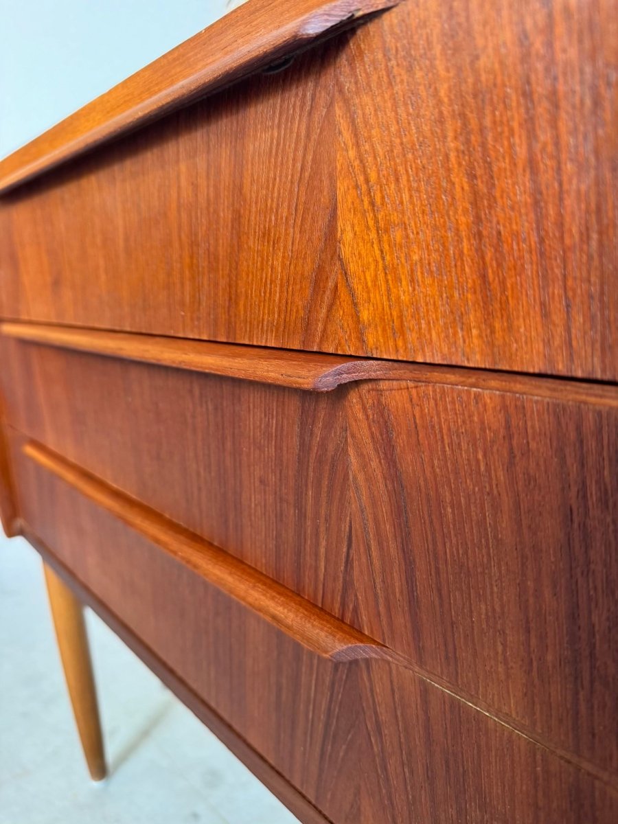 
                  
                    Vintage Deens ladekastje teak 3* - LOUI.STORE
                  
                