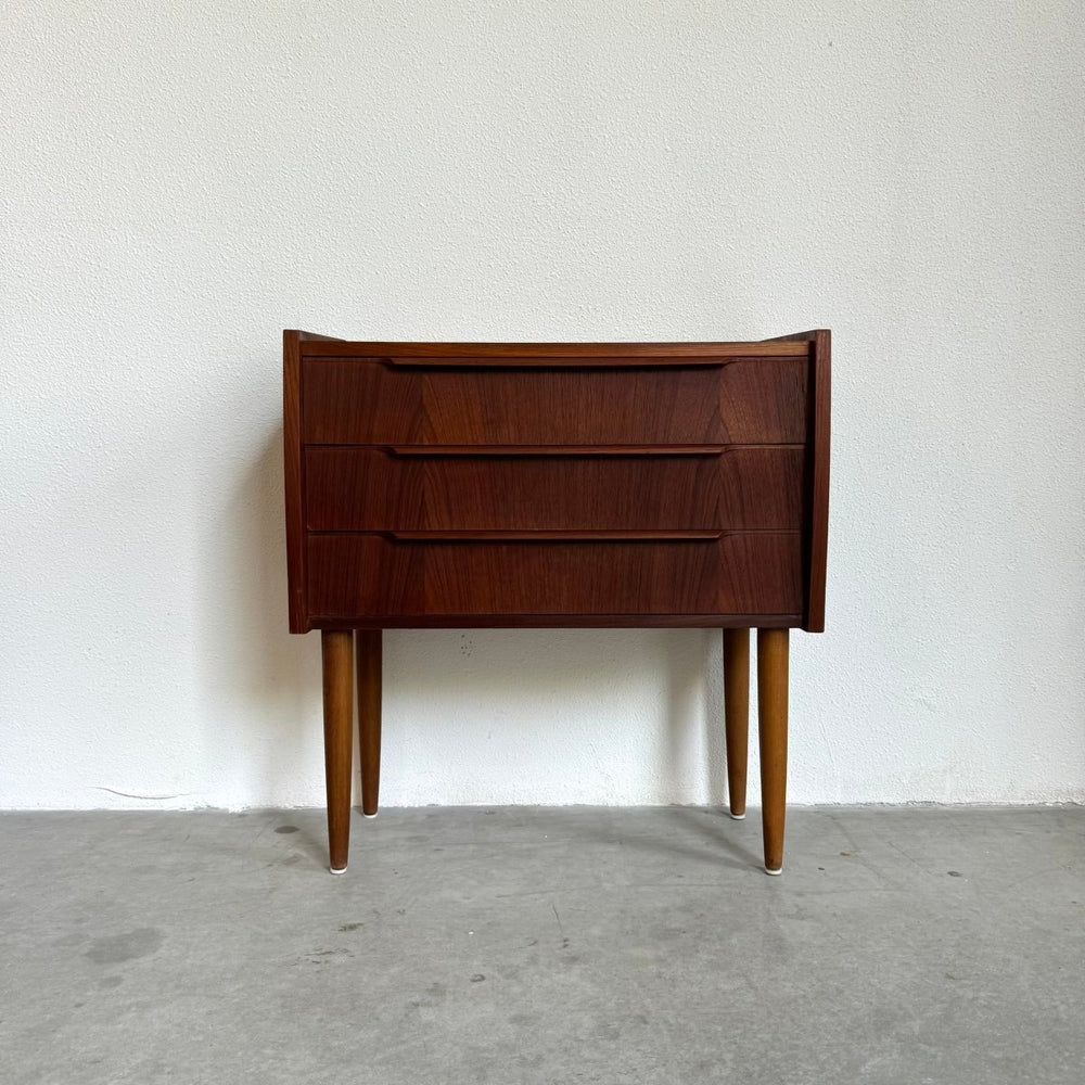 
                  
                    Vintage Deens ladekastje teak 3* - LOUI.STORE
                  
                